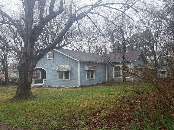 2nd image of 305 E Laurel St