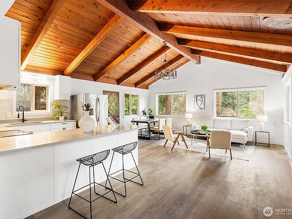 4th image of 480 E Lakeshore Drive E