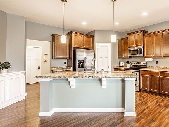 4th image of 652 Nuttal St.