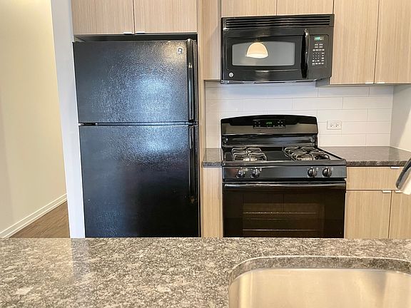3rd image of 2500 N Clybourn Ave APT 205