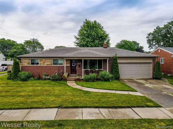 28460 Palm Beach Dr, Warren, MI 48093