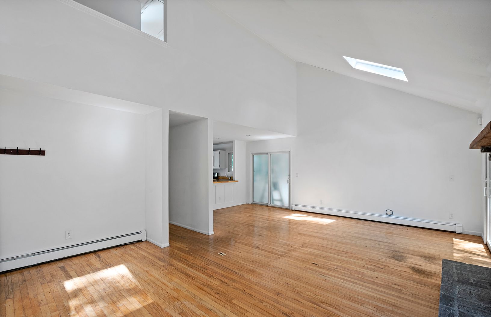  High and wide walls for handing big art work