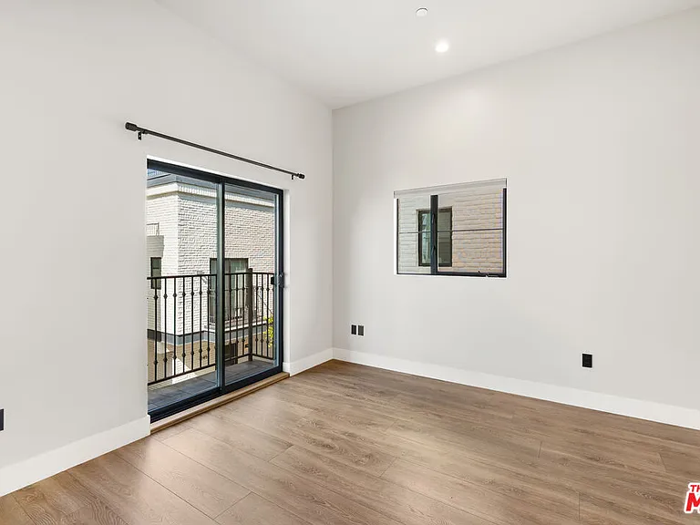 1253 S Plymouth Blvd — Photo 13