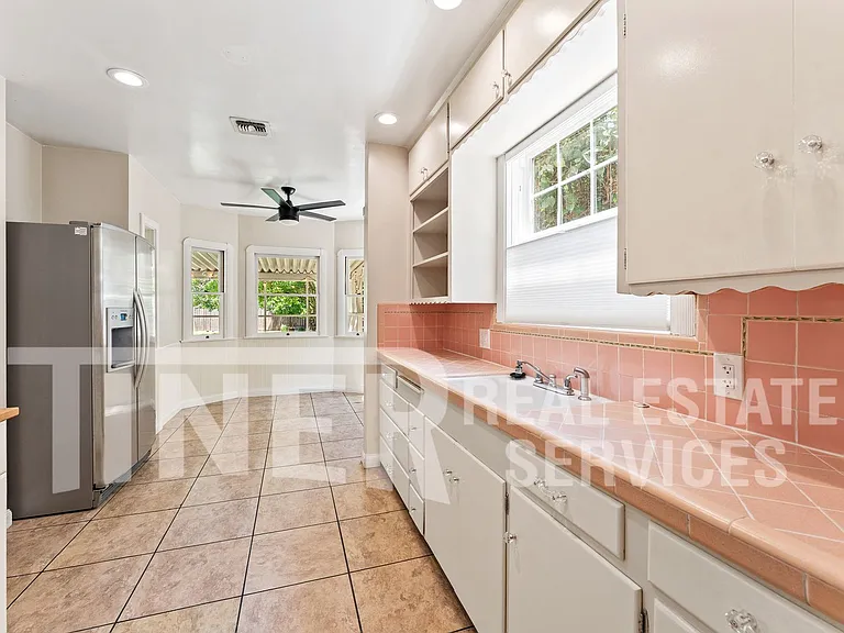 1067 Perkins Way — Photo 3