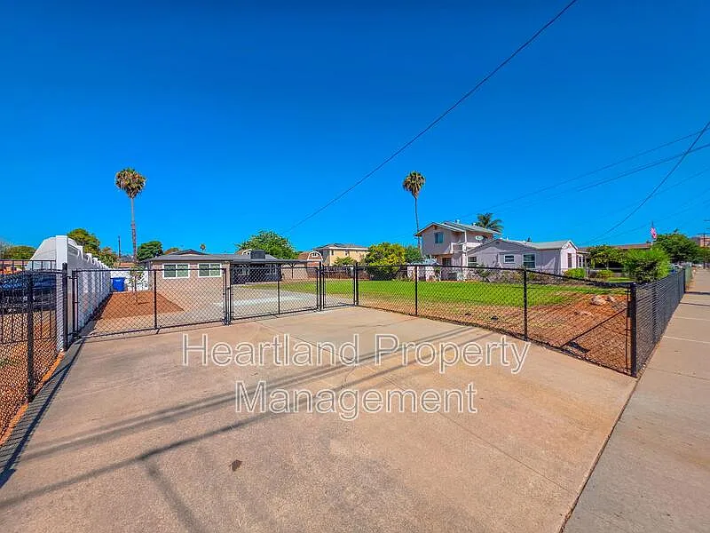 3 bed, 2.0 bath, 1568 sqft, $4,150 — Photo 2