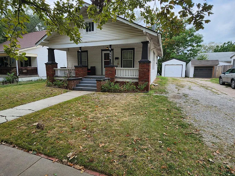 255 N Elizabeth Ave — Photo 2