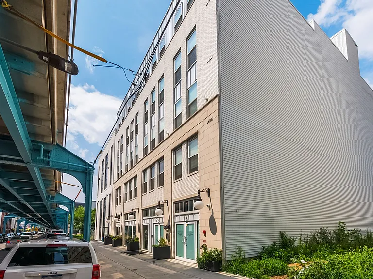 2046 N Front St — Photo 37