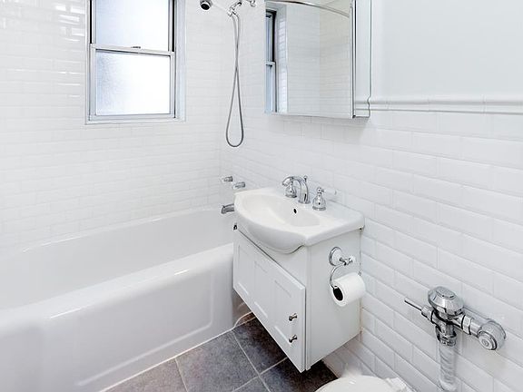 4th image of 550 Grand St APT J1c