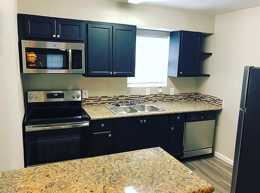 2 bed, 1.0 bath, 6528 sqft, $1,000 — Photo 4