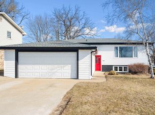 2865 Ridgeway Ave, Dubuque, IA 52001