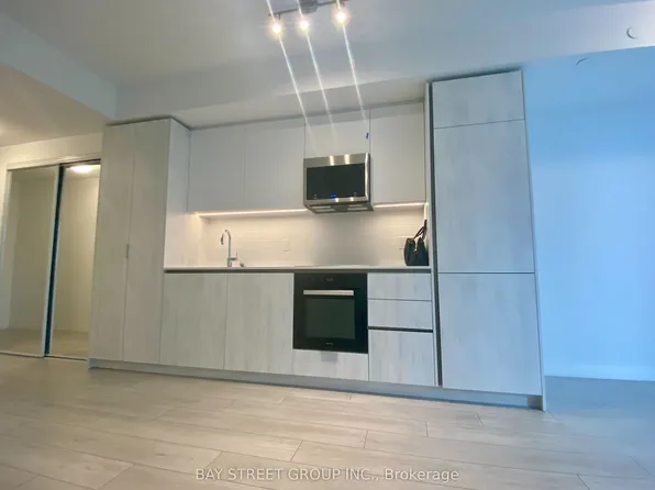 400 King St W, Toronto, ON