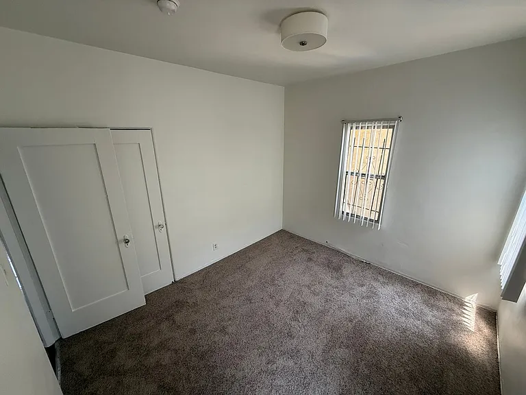 841 42nd Apartments — Photo 20