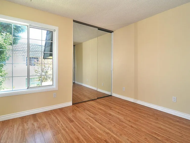 19200 Hamlin St #4 — Photo 5