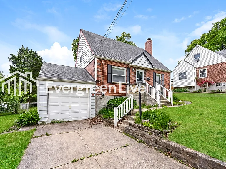 5569 Raceview Ave — Photo 2