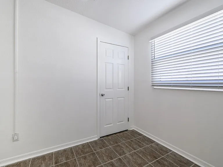 927 W Olympia Ave — Photo 27