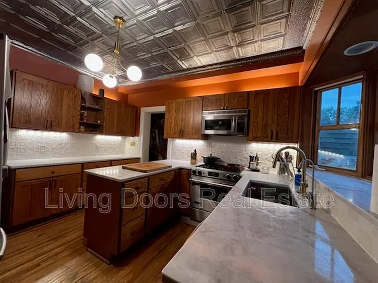 2300 Sewell St — Photo 4