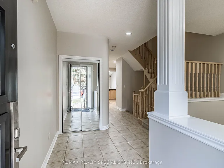 2115 Pinevalley Cres — Photo 5