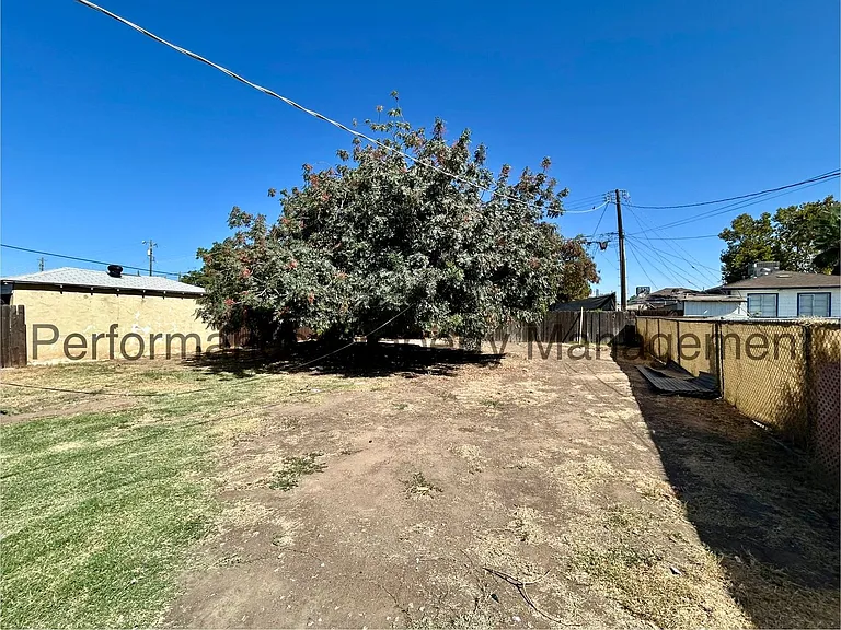 902 Woodrow Ave — Photo 2