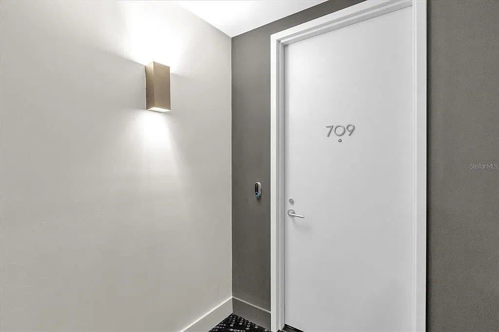 2 bed, 2.5 bath, 2000 sqft, $5,200 — Photo 3