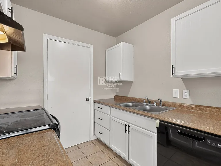 303 Westwood Dr — Photo 7