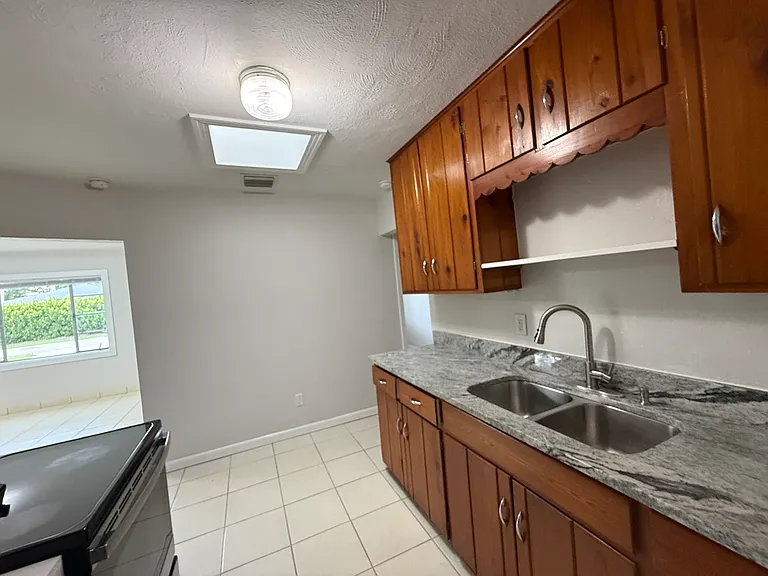 1355 Bradford Rd — Photo 7