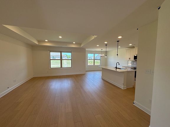 4th image of 205 Cave Lake Dr