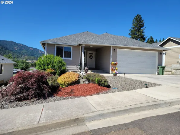 1261 NE Ballard Ct, Myrtle Creek, OR 97457
