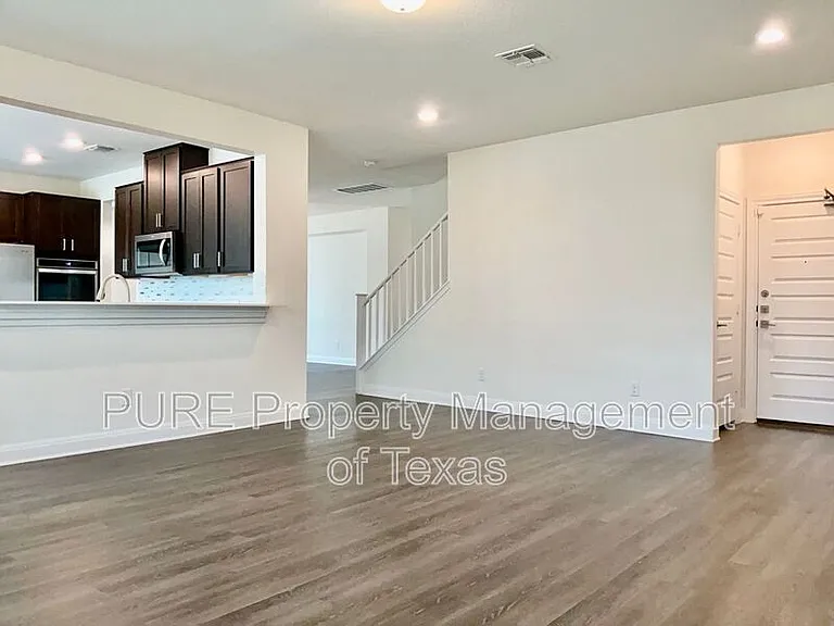 1008 Brenham Ln — Photo 8