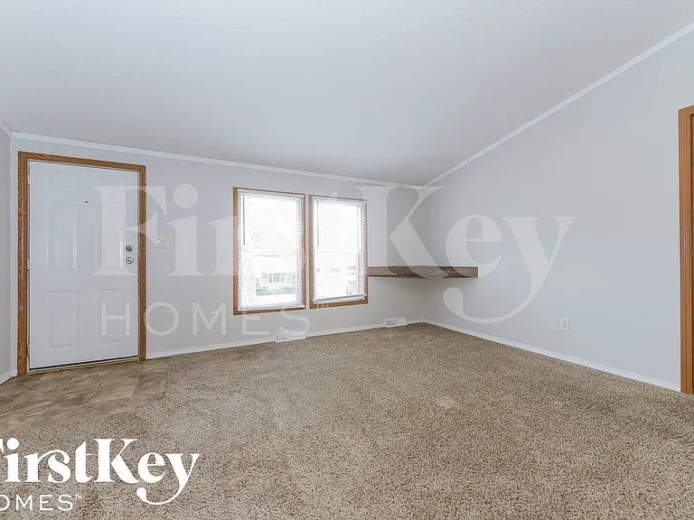 3304 N Spring St — Photo 3