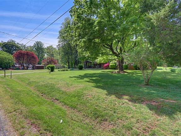3rd image of 816 Sherrilwood Dr
