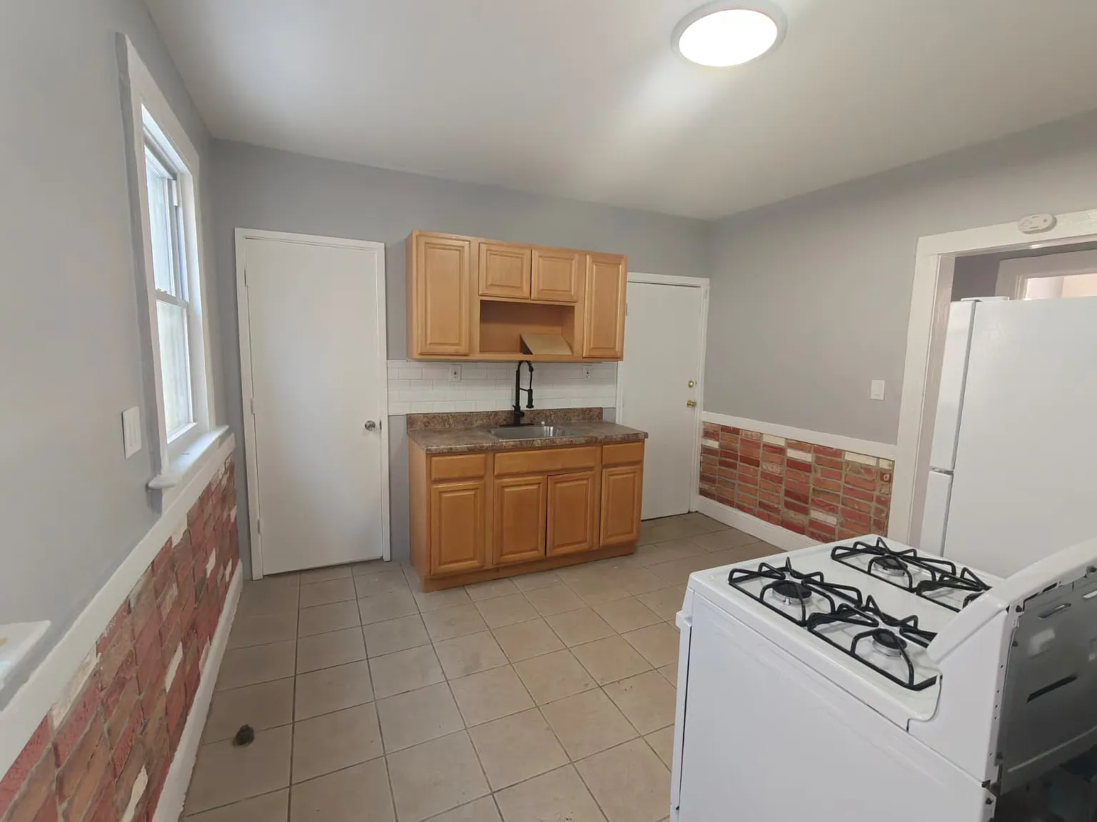 3 bed, 1000 sqft, $2,100 — Photo 3