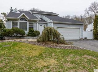 26 Fulton Blvd, Commack, NY 11725