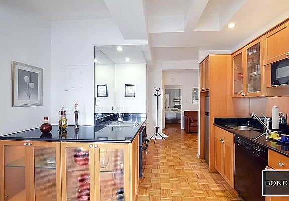 4th image of 150 W 51st St APT 1718