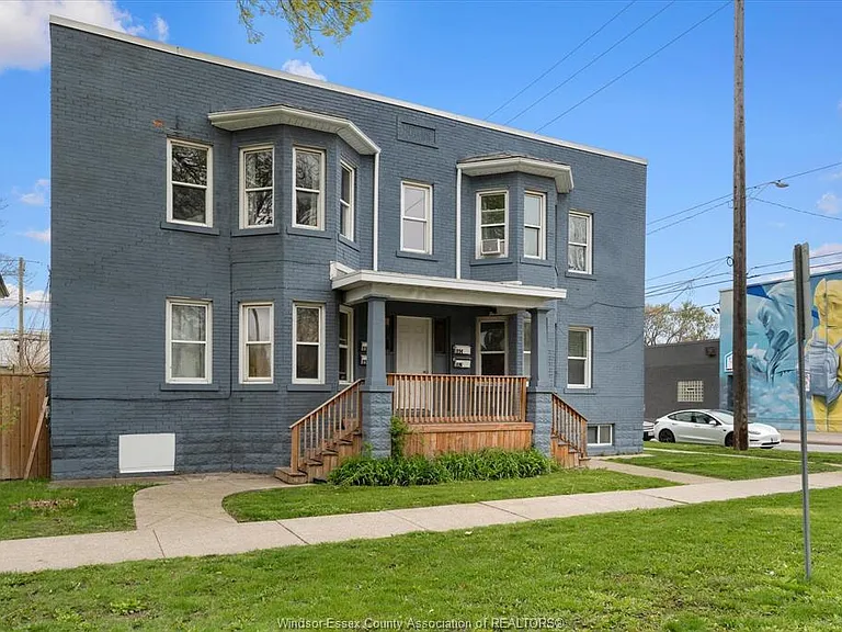890 Howard Ave — Photo 2
