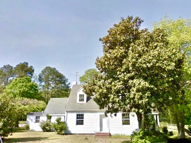 901 Hines St W — Photo 2