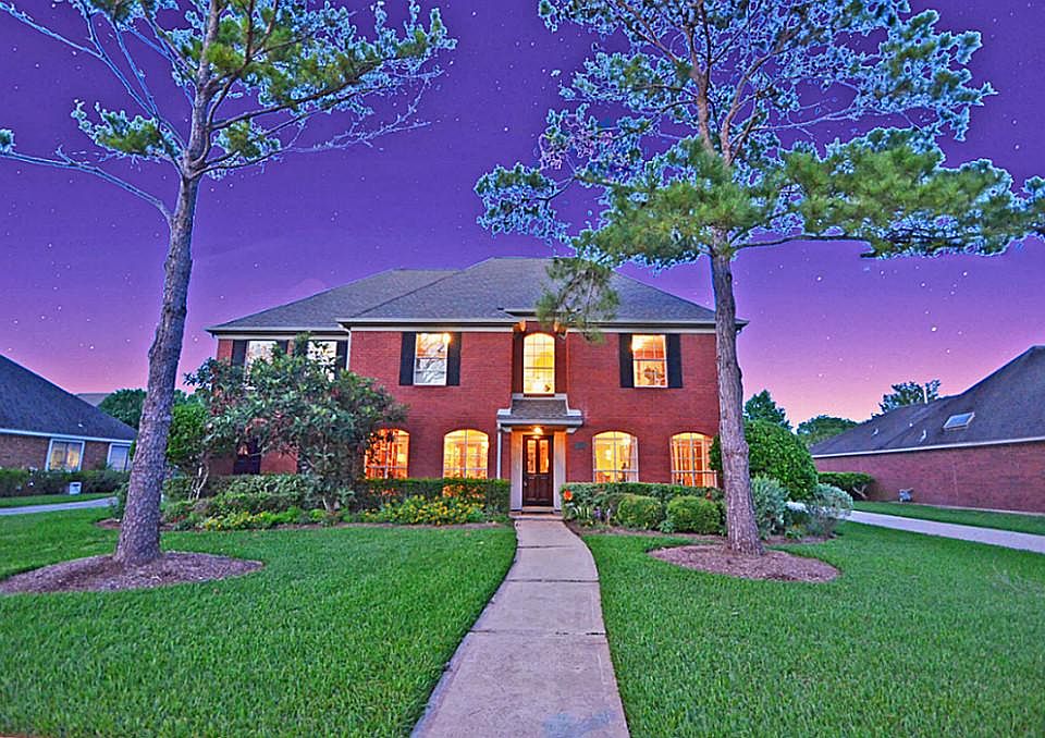 STUNNING BRICK HOME IN POPULAR COMMONWEALTH!