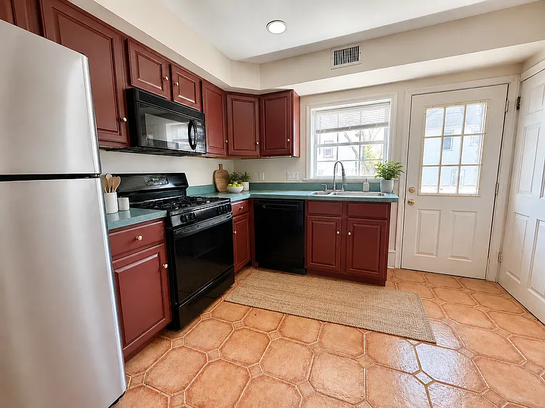 24 Chestnut Ave — Photo 5