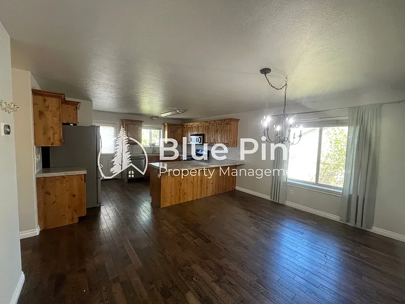 5 bed, 3.0 bath, 2527 sqft, $2,550 — Photo 4
