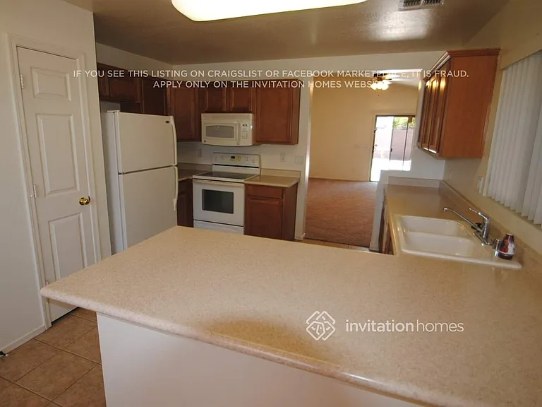 12575 W Lisbon Ln — Photo 4