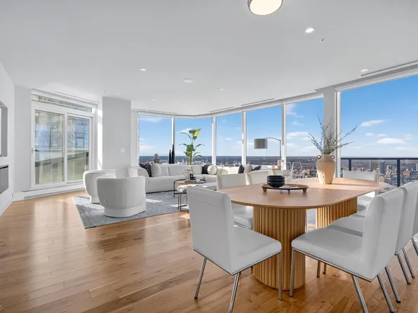 10360 102nd St NW #4704, Edmonton, AB T5J 0K6