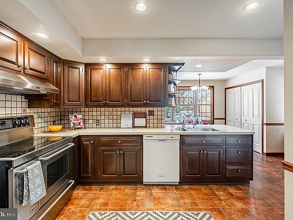 4th image of 303 Greenhill Rd