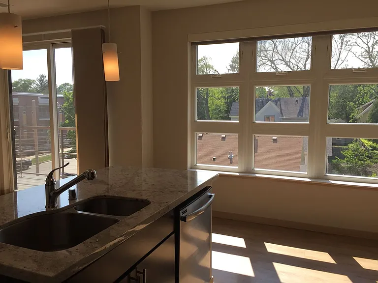902 Drake St — Photo 18