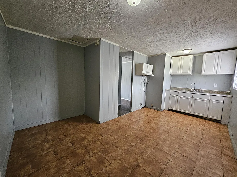 3044 Manor Ct