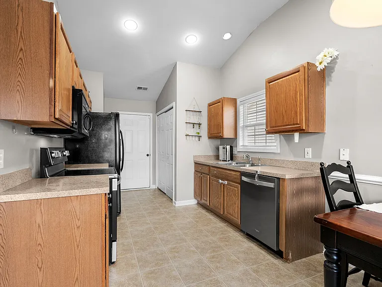 325 Vesta Dr — Photo 15