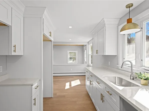 689 Knotty Oak Rd, Coventry, RI 02816