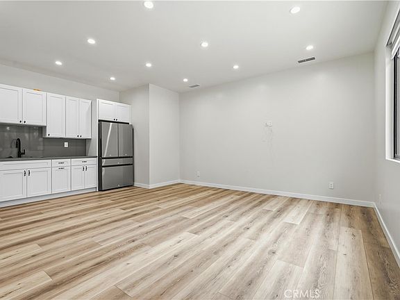 4th image of 10913 White Oak Ave