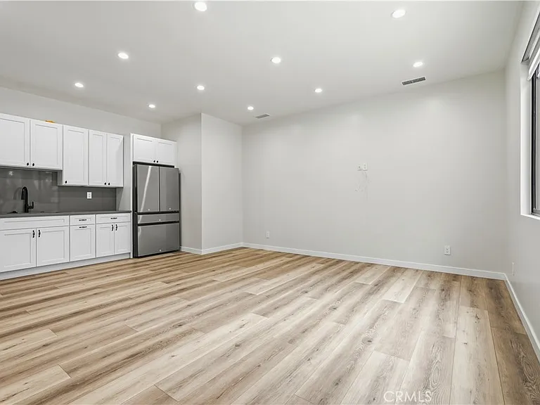 10913 White Oak Ave — Photo 4