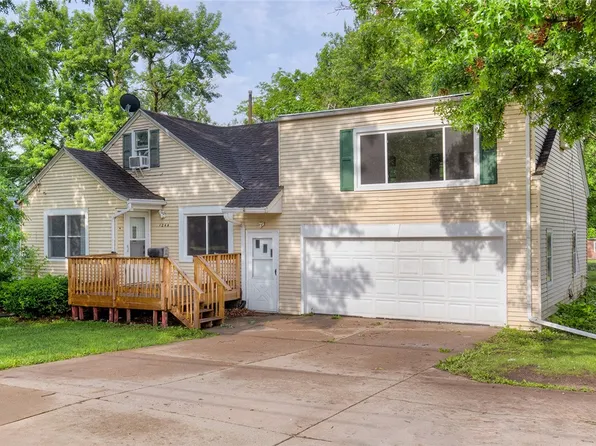 1244 70th St, Windsor Heights, IA 50324