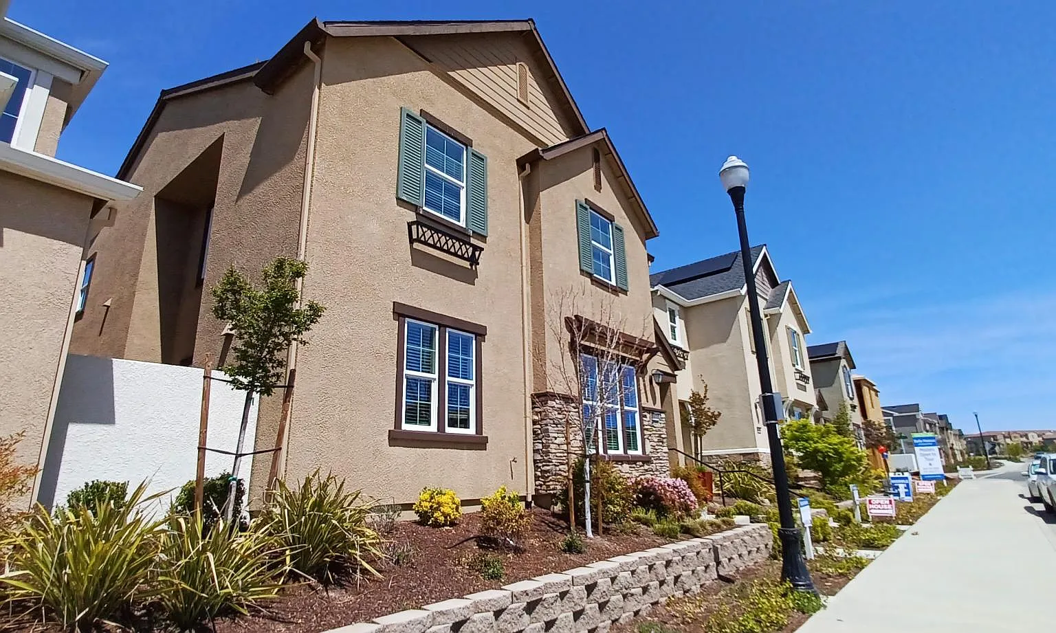 4 bed, 2185 sqft, $4,950 — Photo 2