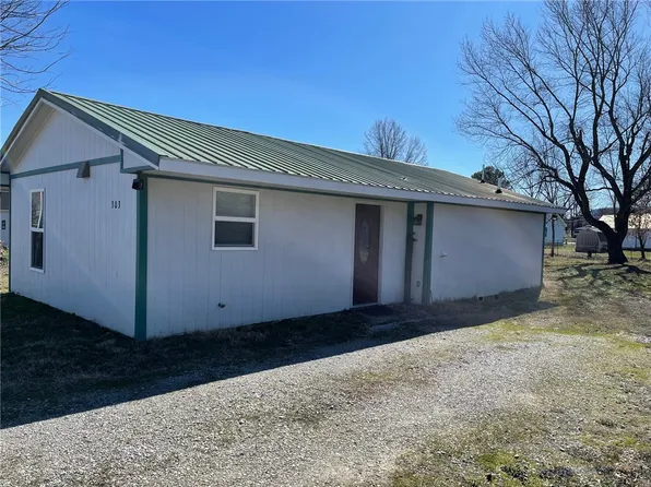 303 W 8th St, Green Forest, AR 72638